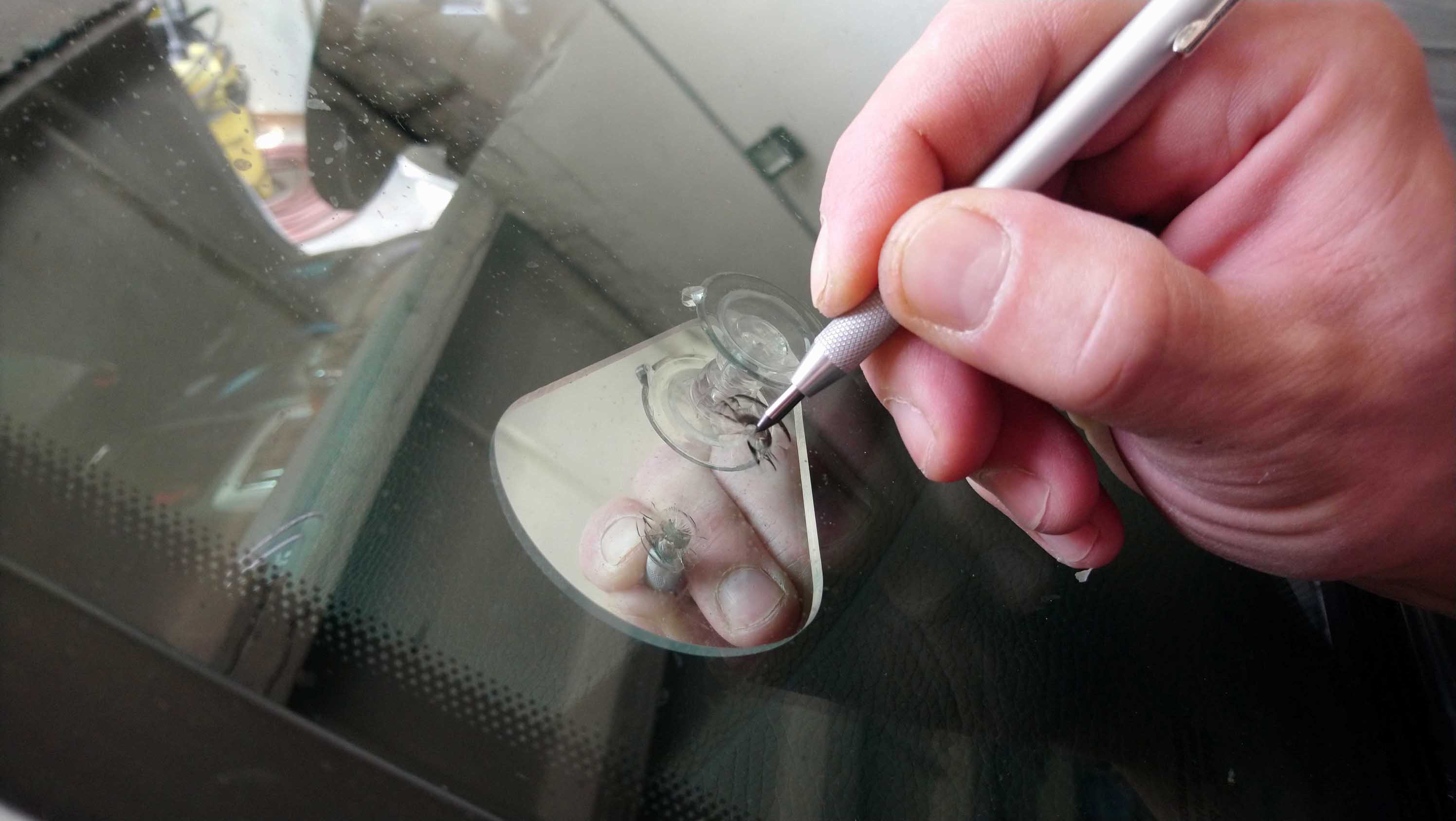 Как исправить повреждения лобового стекла на машине