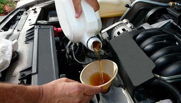 Как правильно менять масло в двигателе автомобиля?