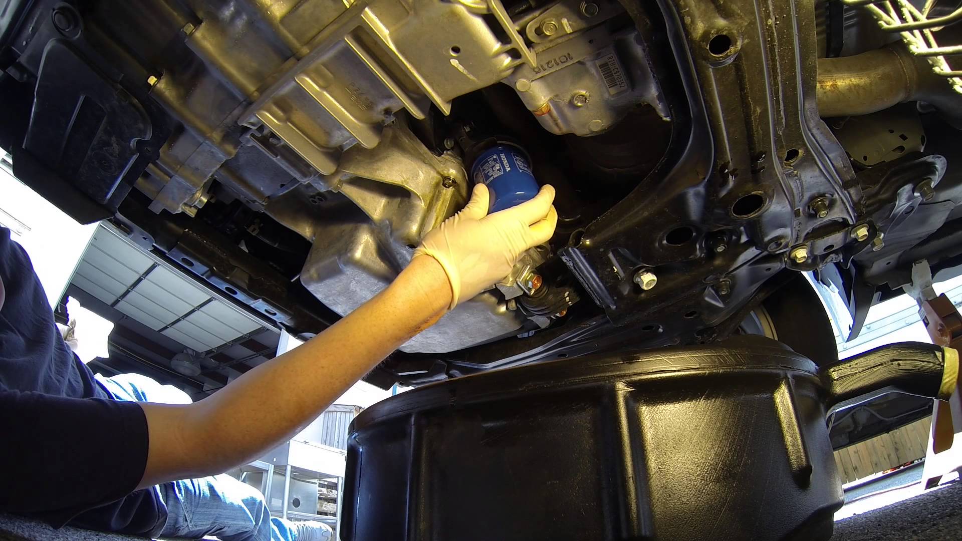 Как самостоятельно заменить масло в двигателе?