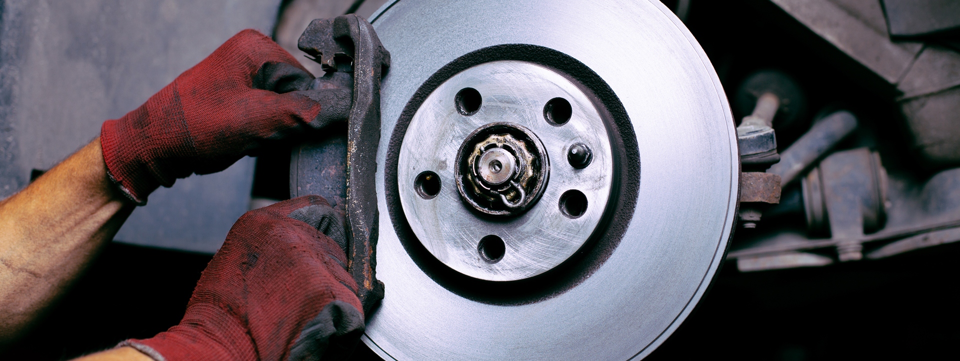 Как узнать о необходимости замены тормозных колодок и дисков