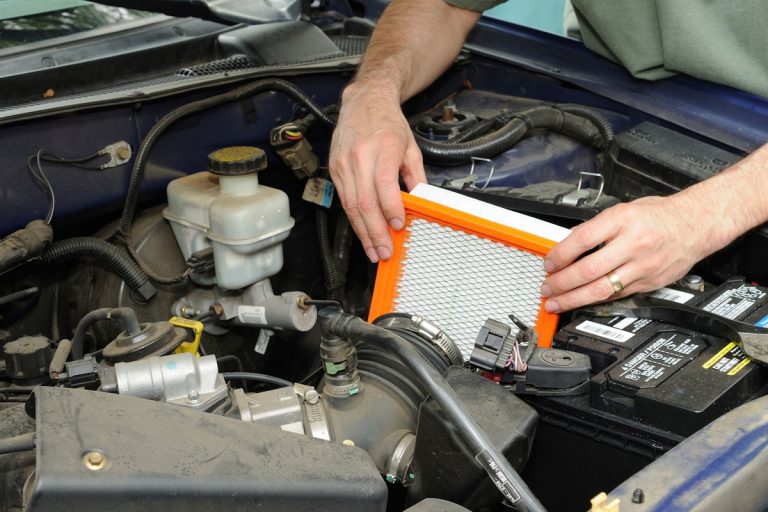 Как заменить фильтр воздушного потока на своем автомобиле?