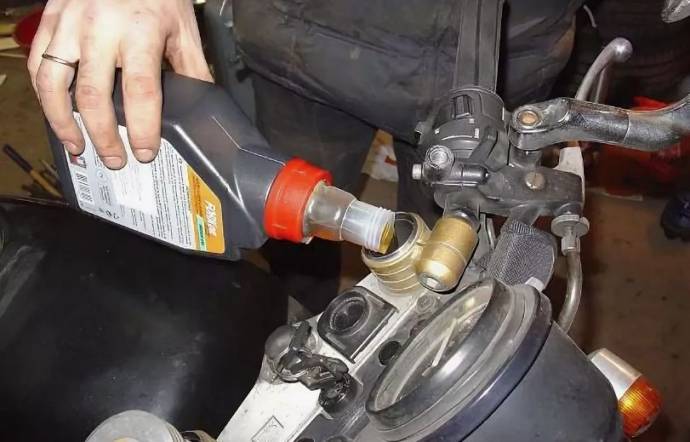 Как заменить масло в автомобиле своими руками на примере ремонта