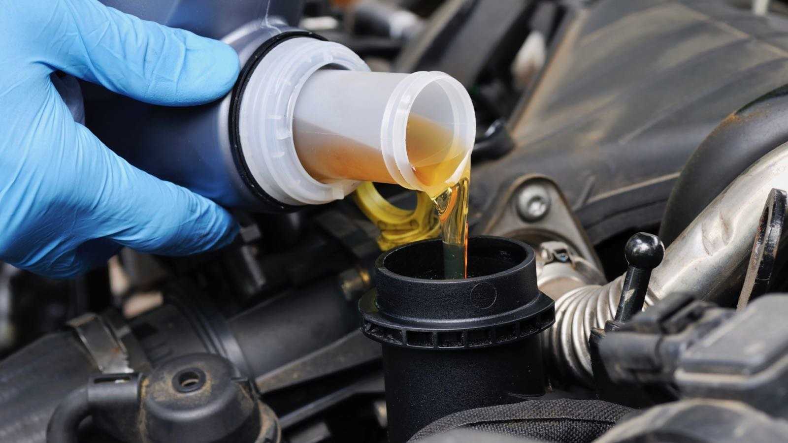 Как заменить масло в своем автомобиле в домашних условиях