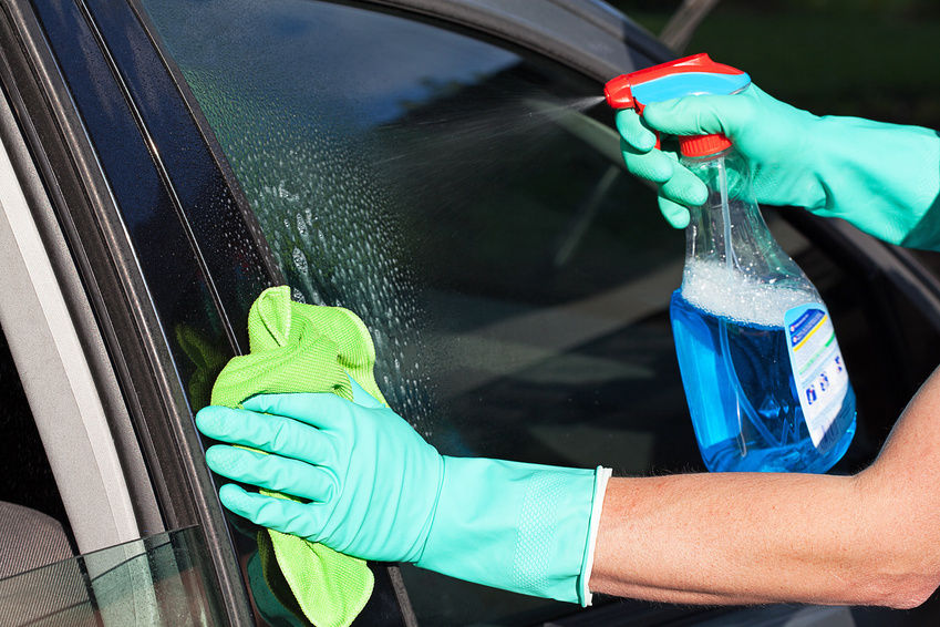 Необычные способы очистки окон автомобиля в домашних условиях