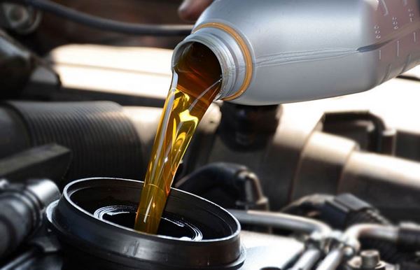 Советы по замене масла в автомобиле: когда и как это сделать
